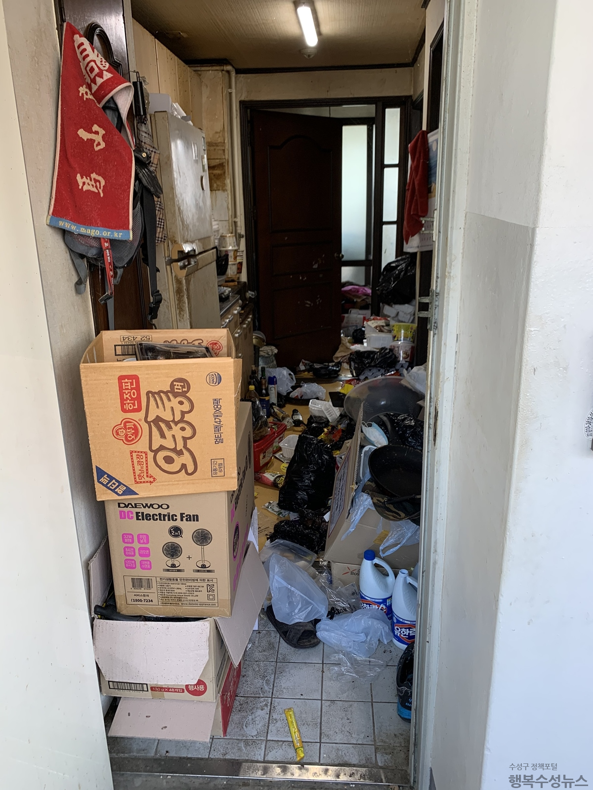 저장강박으로 쓰레기를 방치한 집 안의 청소 전후 사진1